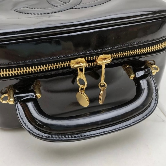 CHANEL Vintage
PATENT LEATHER SATCHEL - Picture 11 of 12
